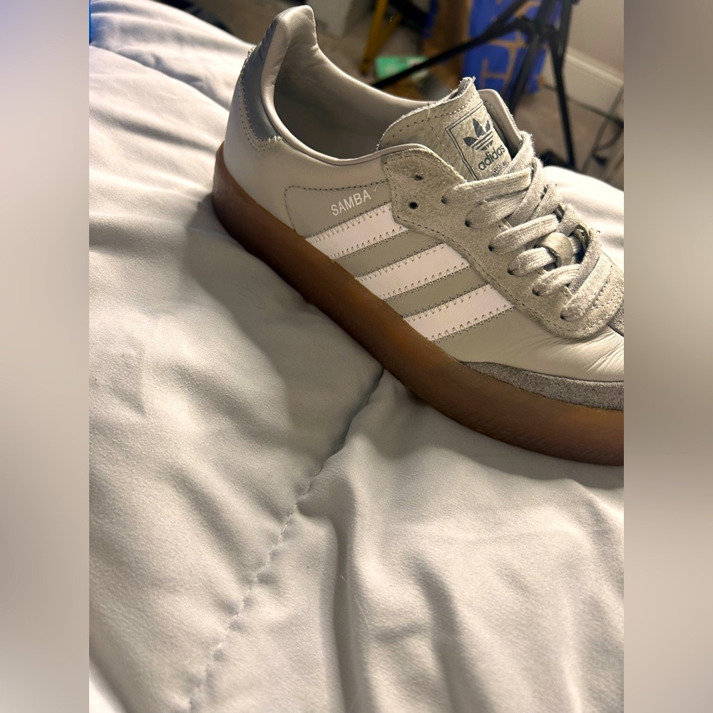 Grey girl/woman sambae